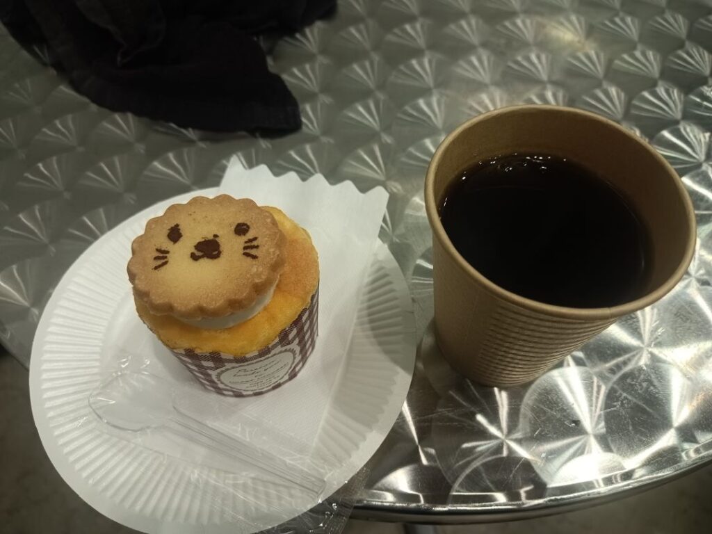 シフォンケーキとコーヒー